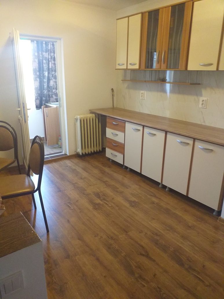 Inchiriez apartament 2 camere etaj 4 Se face contract