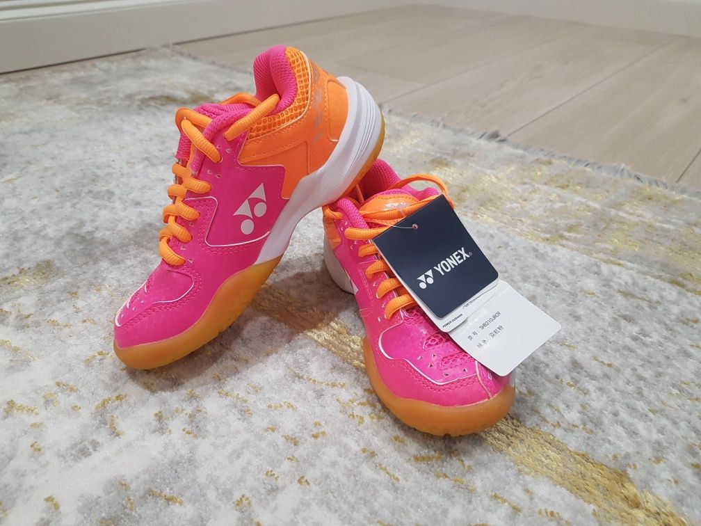 Кроссовки фирмы YONEX