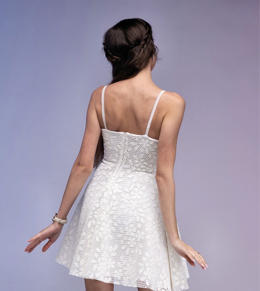 Бяла рокля от неопренова мрежа с кожени цветя - VERNISSAGE