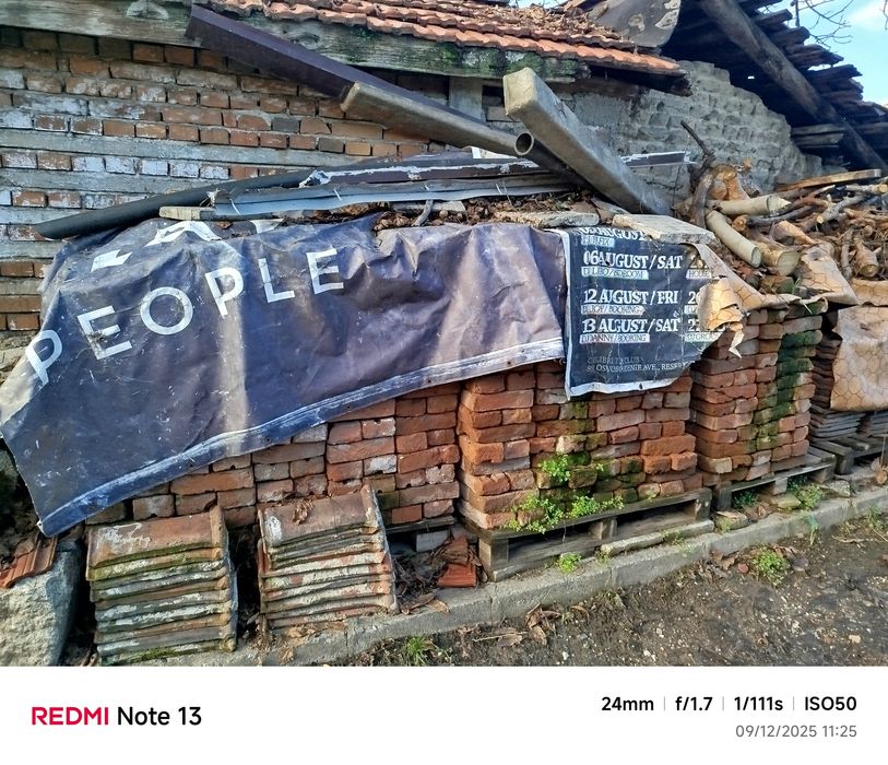 Подарявам керемиди и тухли единички