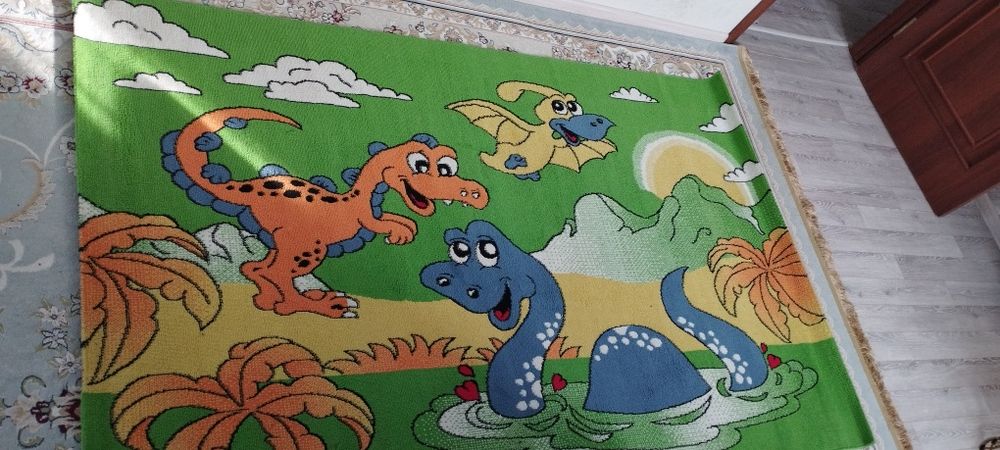 Детский ковер почти новый