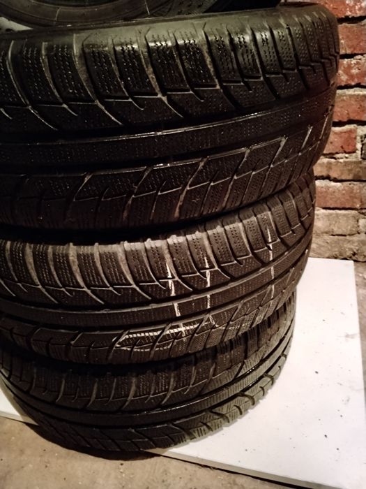 Продавам 4 бр. зимни гуми марка Toyo 215/60/16