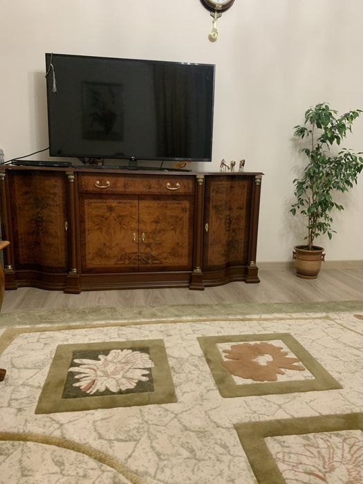 Комод коричневого цвета под телевизор