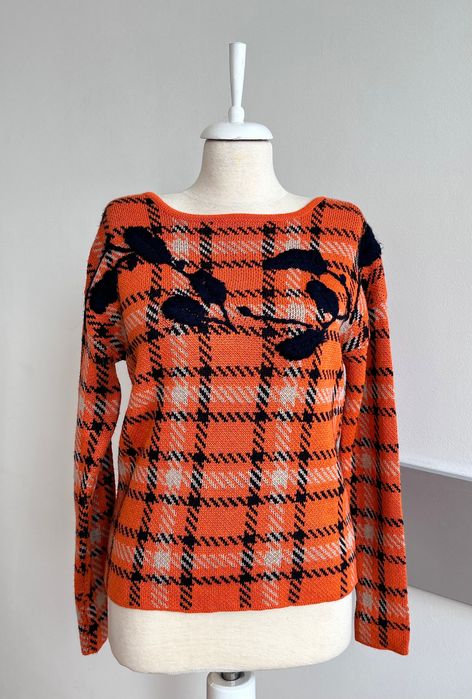 Оранжев пуловер с интересен гръб Intrend Maxmara и деним Levi’s 28