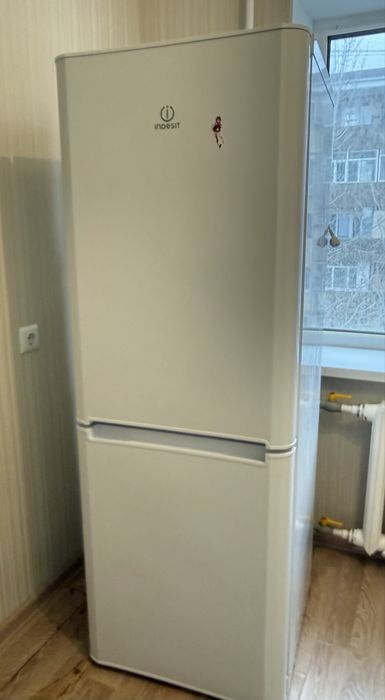 Холодильник indesit