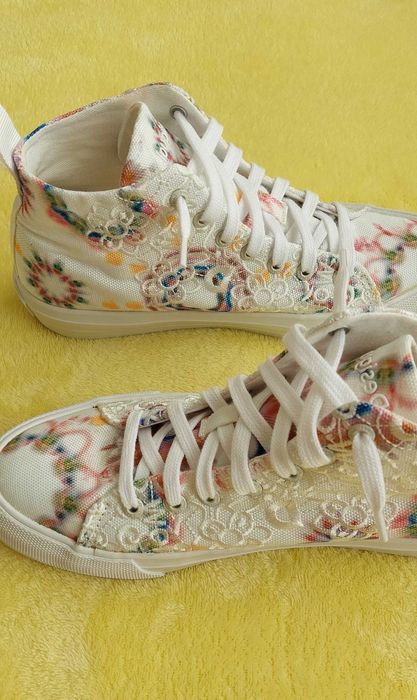 Teniși damă înalți cu broderii Desigual