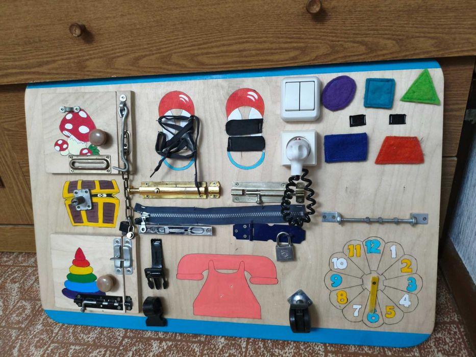 Отдам бизиборд с замочками