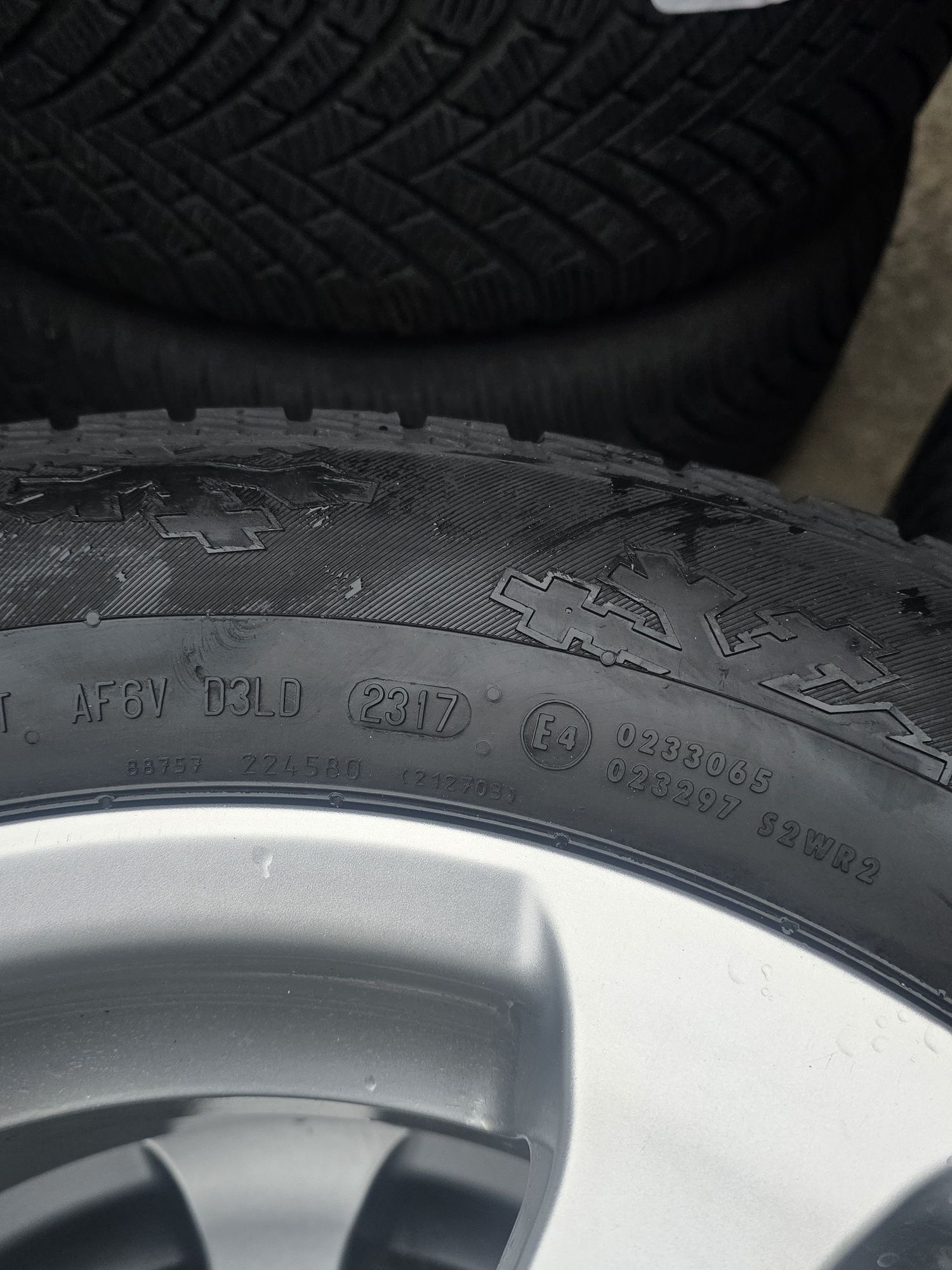 4 Броя 215/65/16 Continental 2x6,8mm 2x5mm