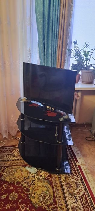 Телевизор и тумбочка