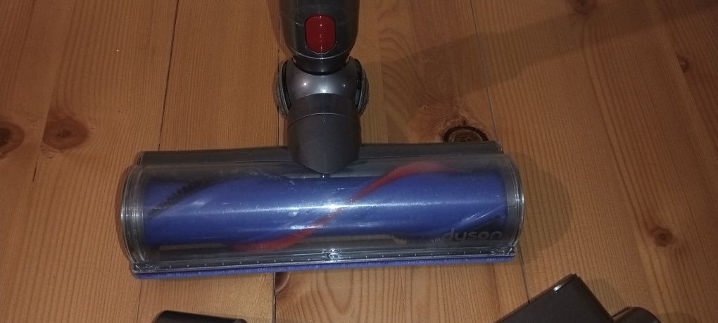 Отлична безжична Dyson V8 прахосмукачка с нова батерия и аксесоари