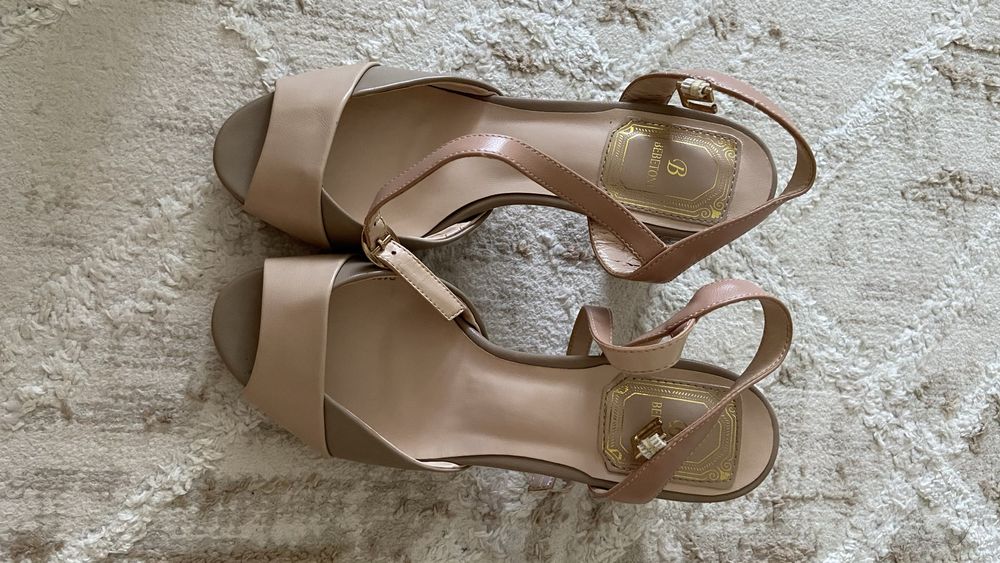 Продам за 2500 две пары; ботильоны и туфли