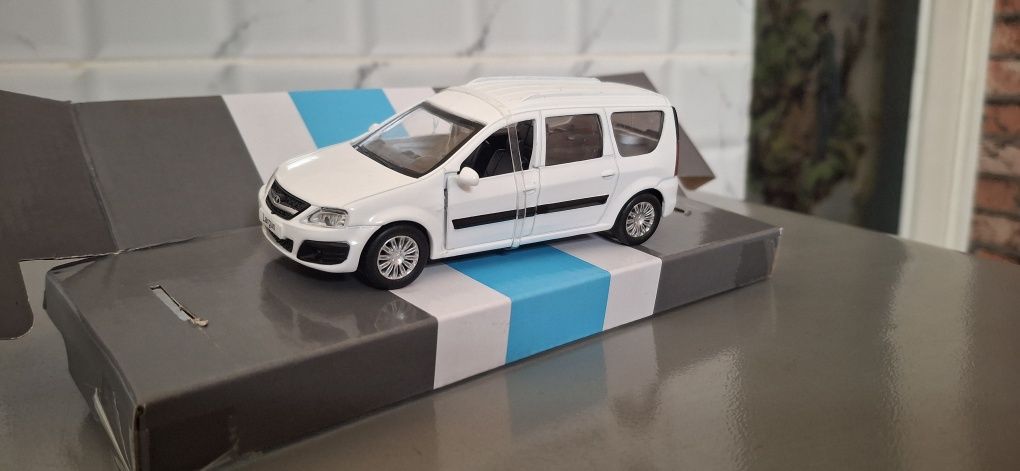 Моделька лада ларгус в масштабе 1/43