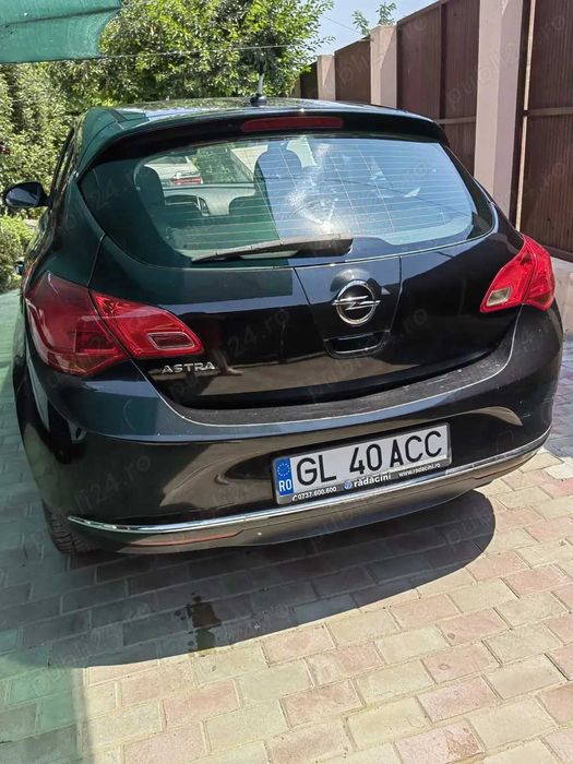Vând Opel Astra J facelift 2013