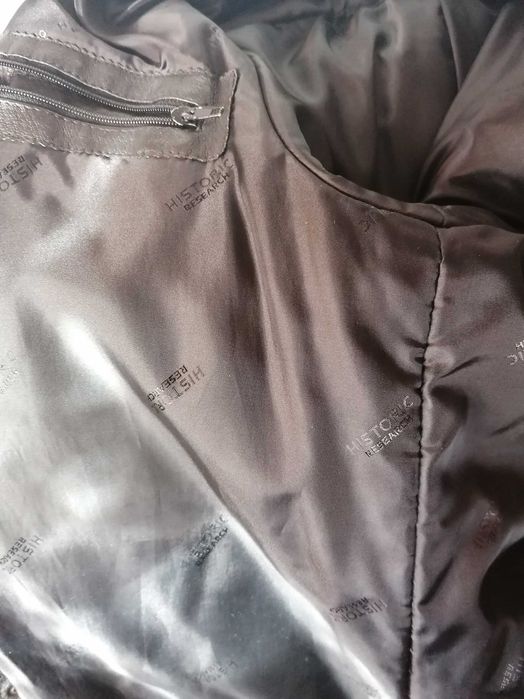 Vând haina din piele lunga