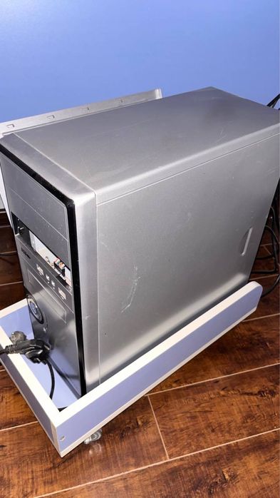 Компьютер с монитором, клавиатура