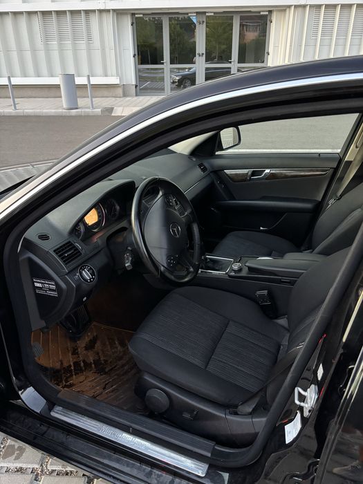 Mercedes C220.