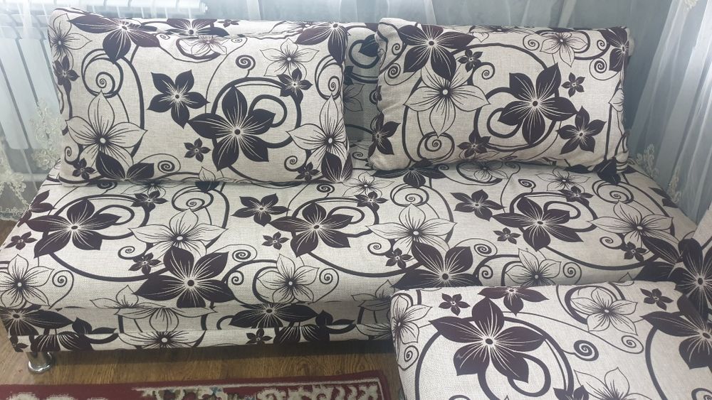 Продам диван раскладной в нормальном состояние