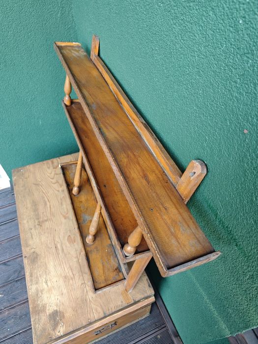 Старинна дървена етажерка