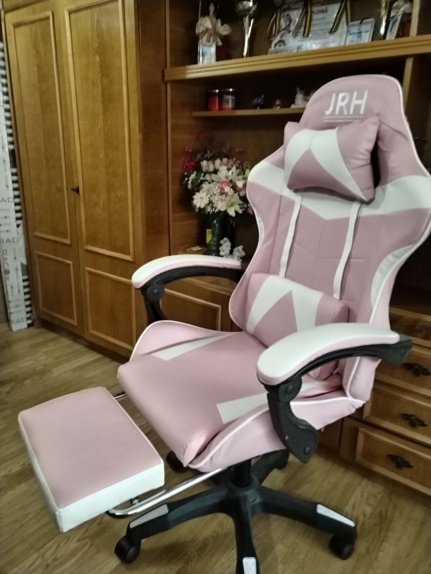 Vând scaun de birou neutilizat împreună cu husa de protecție.