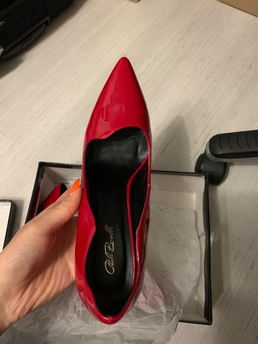 Червени лачени токчета