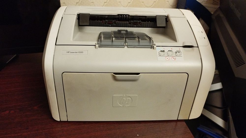 Продавам Принтер HP LaserJet 1020