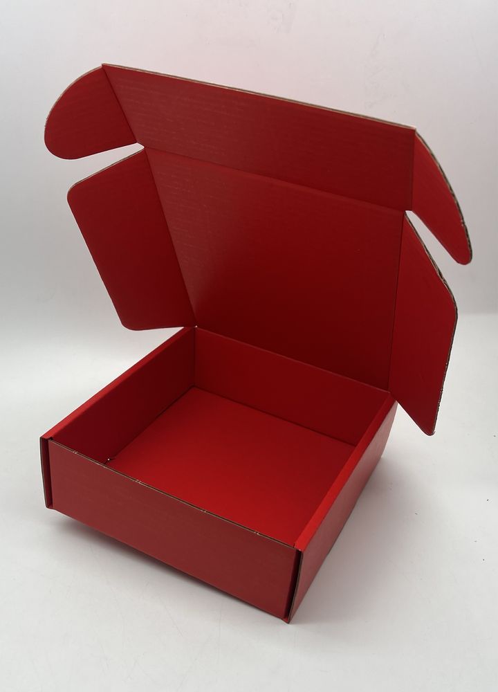 Коробка красная из плотного гофрокартона