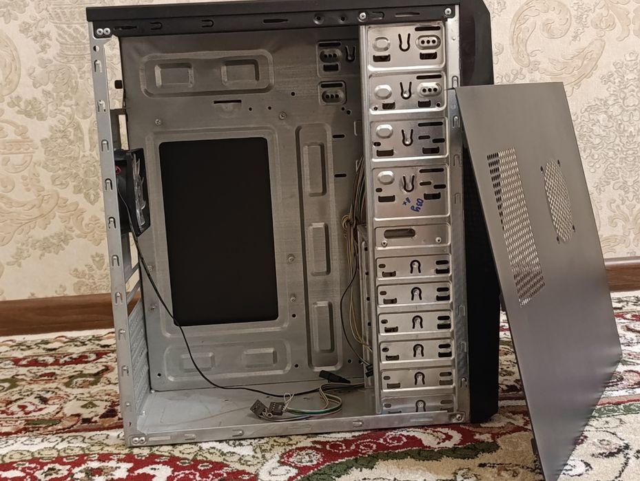 Продаю компьютерный корпус Avtech ATX Mid Tower с RGB кулером