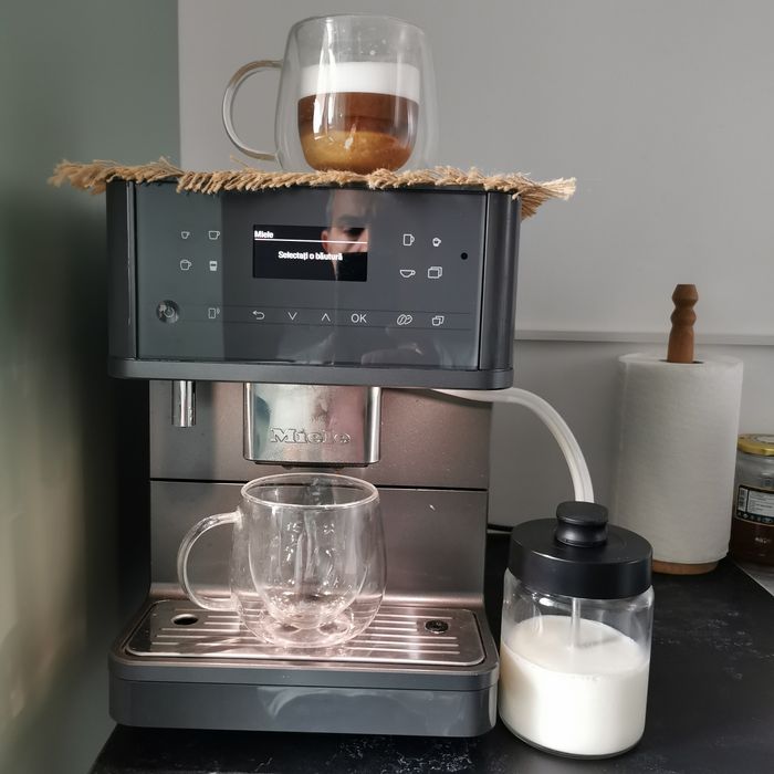 Aparat de cafea, expresor Miele CM 6560 cu wifi recipient lapte