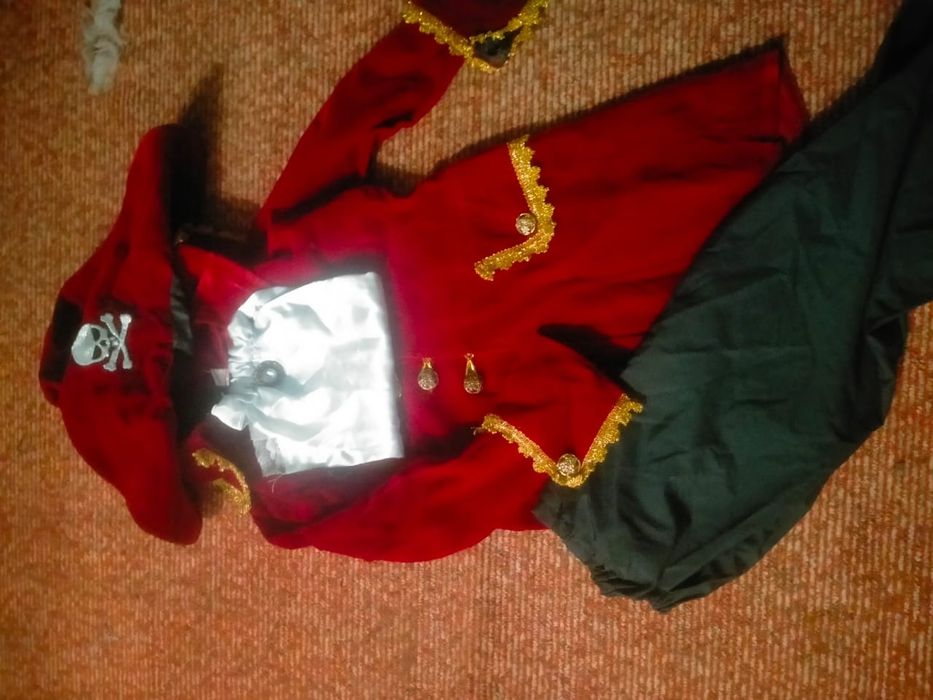 Продам новогодние детские костюмы и зимнюю обувь от 3 лет до 9. Цена о