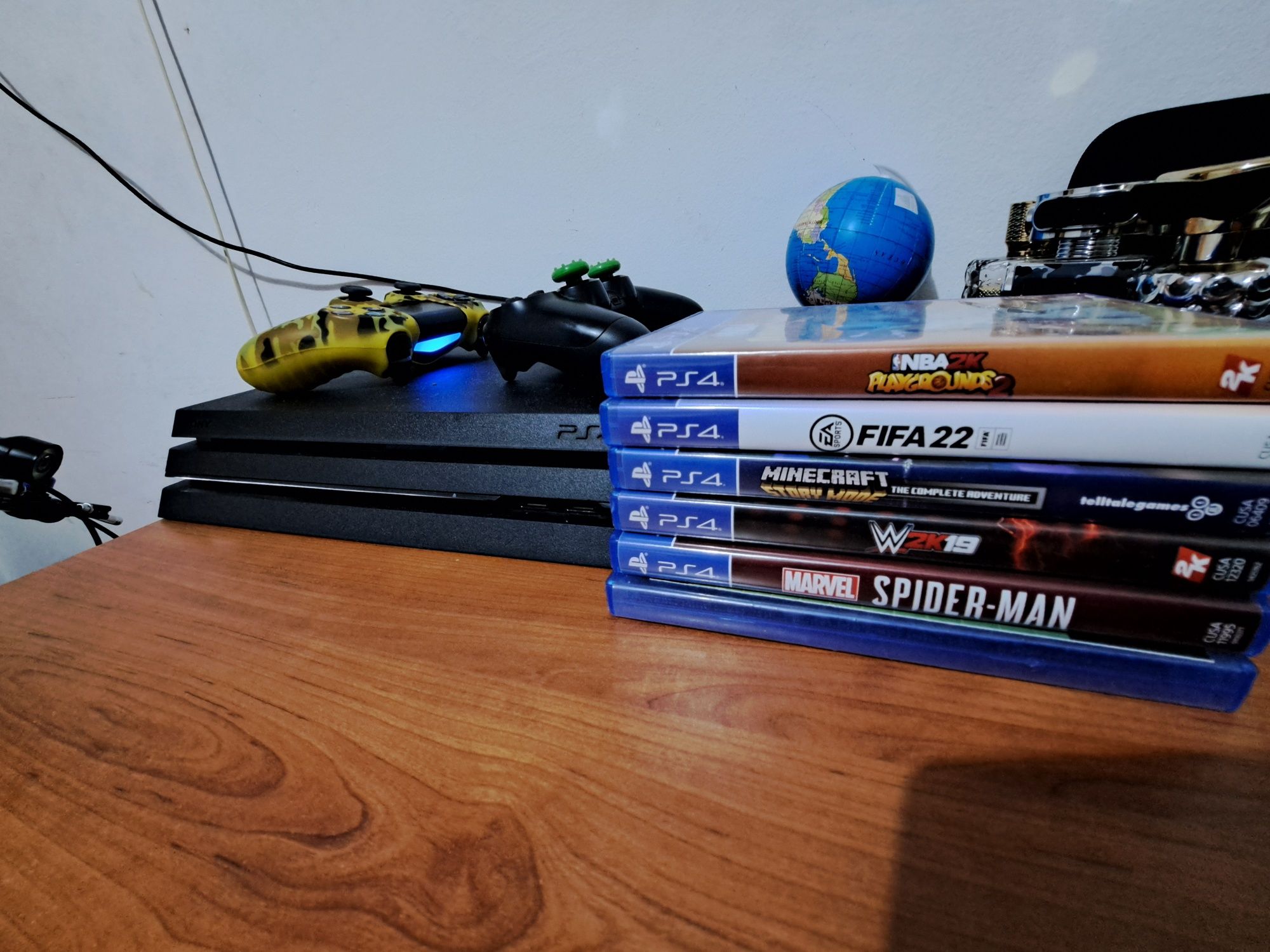 Vând PS4 Pro 1TB