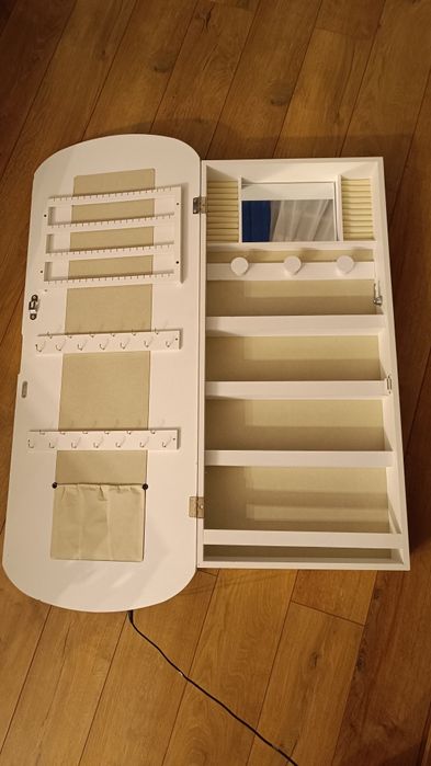 LED Огледало / шкаф за бижута