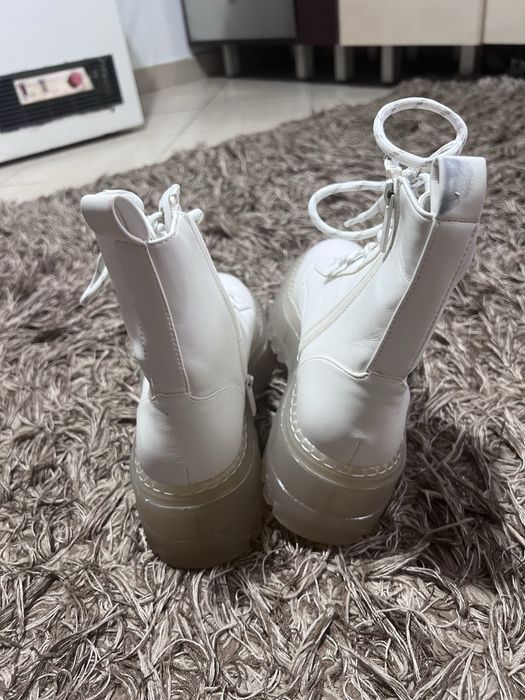 Vand bocanci pentru femei