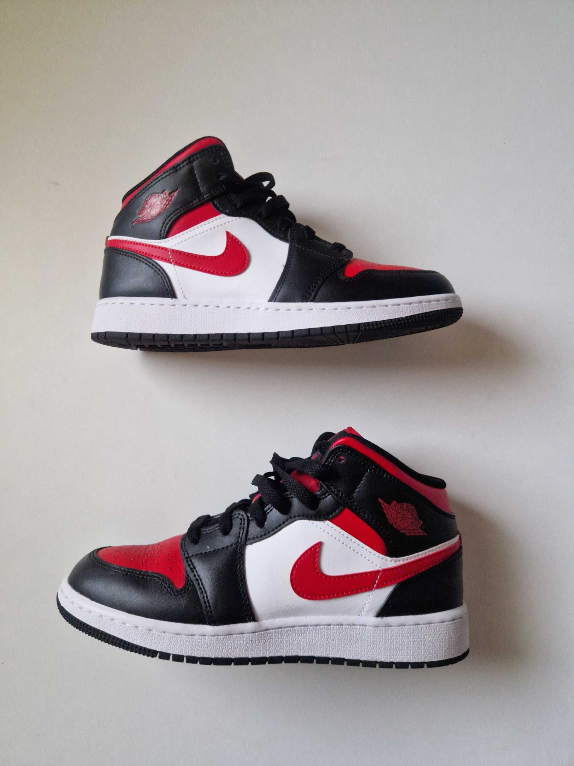 Nike Air Jordan 1 Mid Black Fire Red оригинални кецове