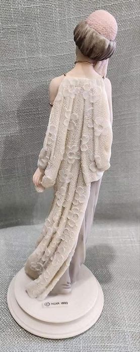 Елегантна дама със своя домашен  любимец, Capodimonte