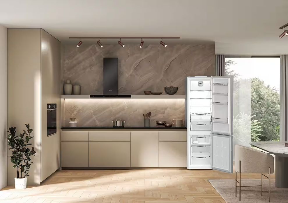 Нов инверторен хладилник с фризер Bauknecht Total No Frost 204 см