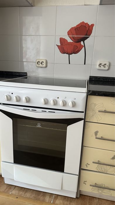 Продам плитку в отличном состоянии , духовка все работает прекрасно