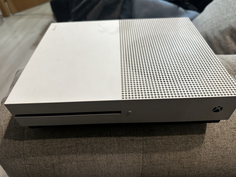Xbox One S 500GB + 2 manete (una mov) + 4 jocuri,predare personala!