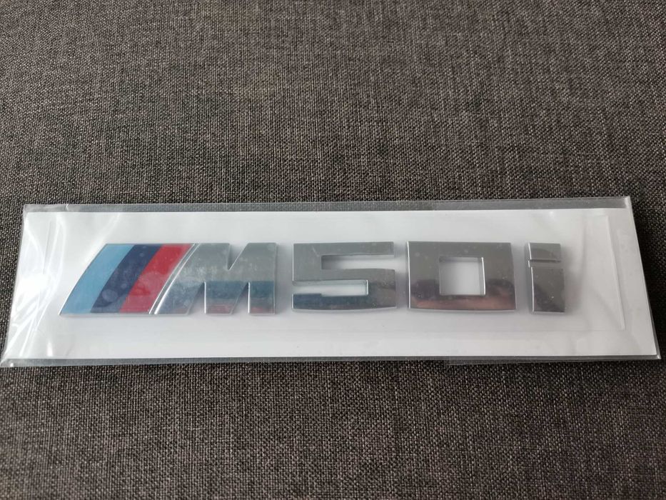сребристо лого BMW M50i