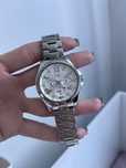 Часовник на марката casio с камъни Swarovski.