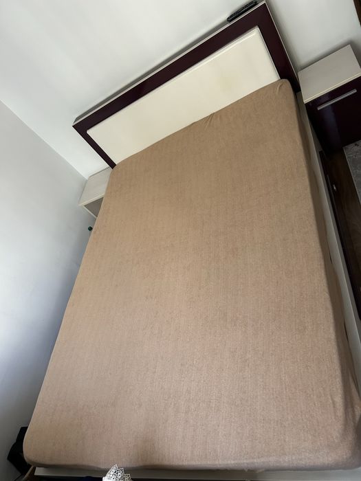 Pat 140x200 cu saltea nouă și noptiere incluse