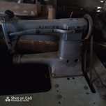 Vând mașină de cusut pentru piele cu motor electric fabricată în Angli
