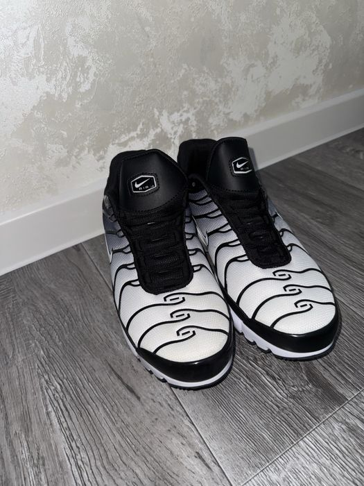 Продам кроссовки NIKE