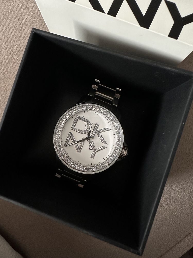 Часы DKNY (стразы Swarovski)