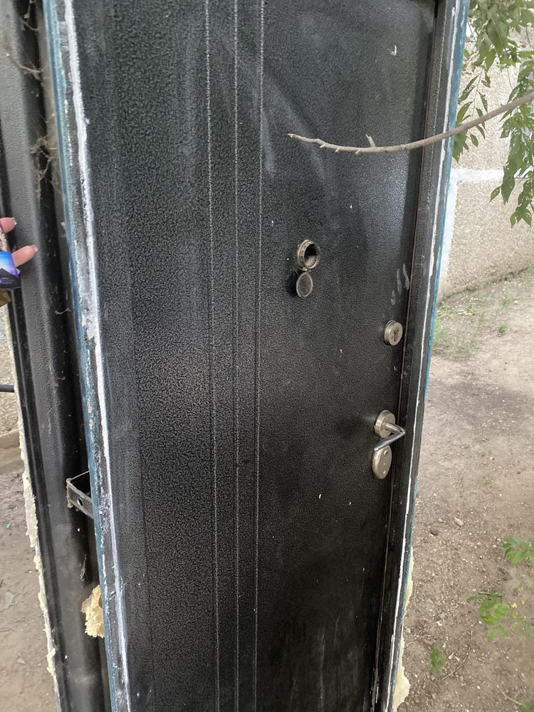 Продам входную дверь