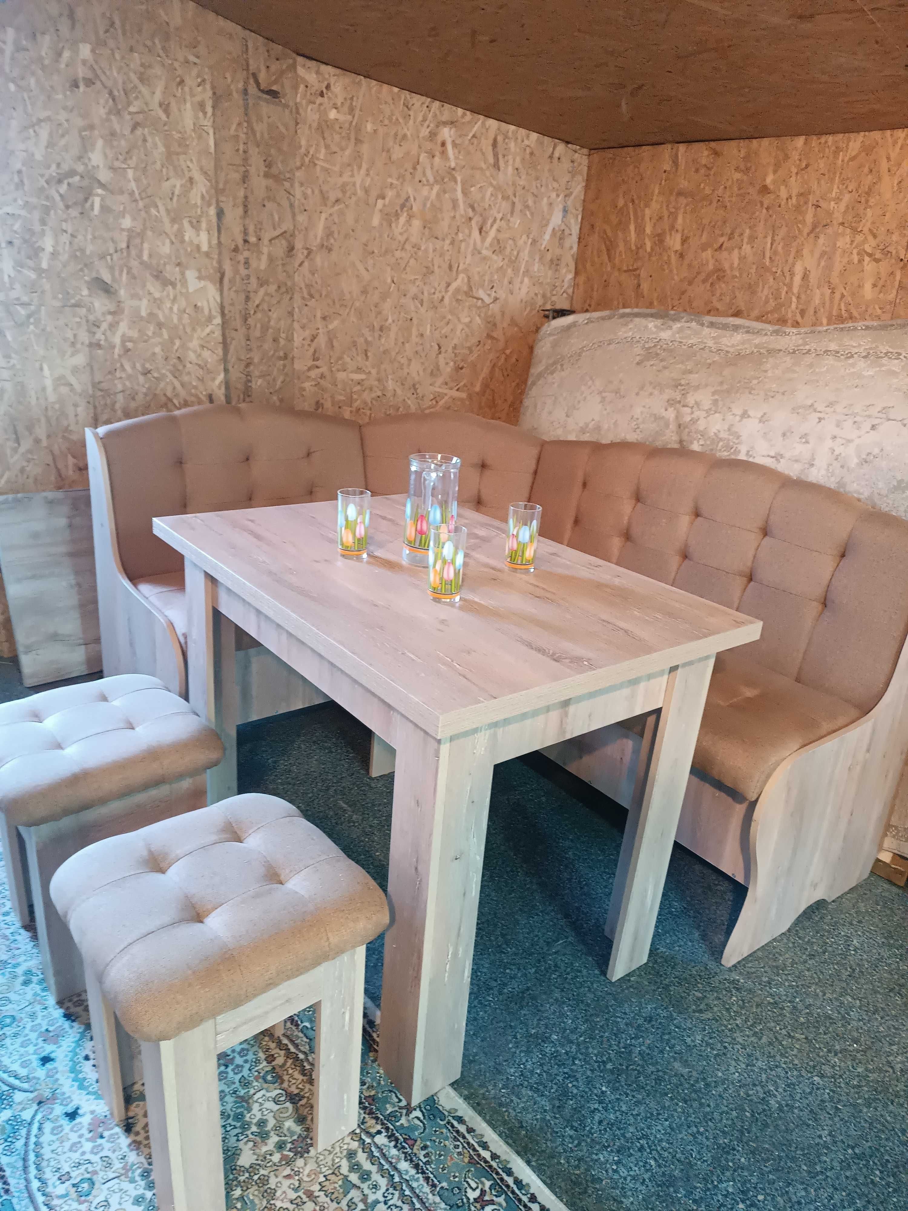 кухонный диван , стол , 2 табуретки ,размер 1,7*1,3 метра