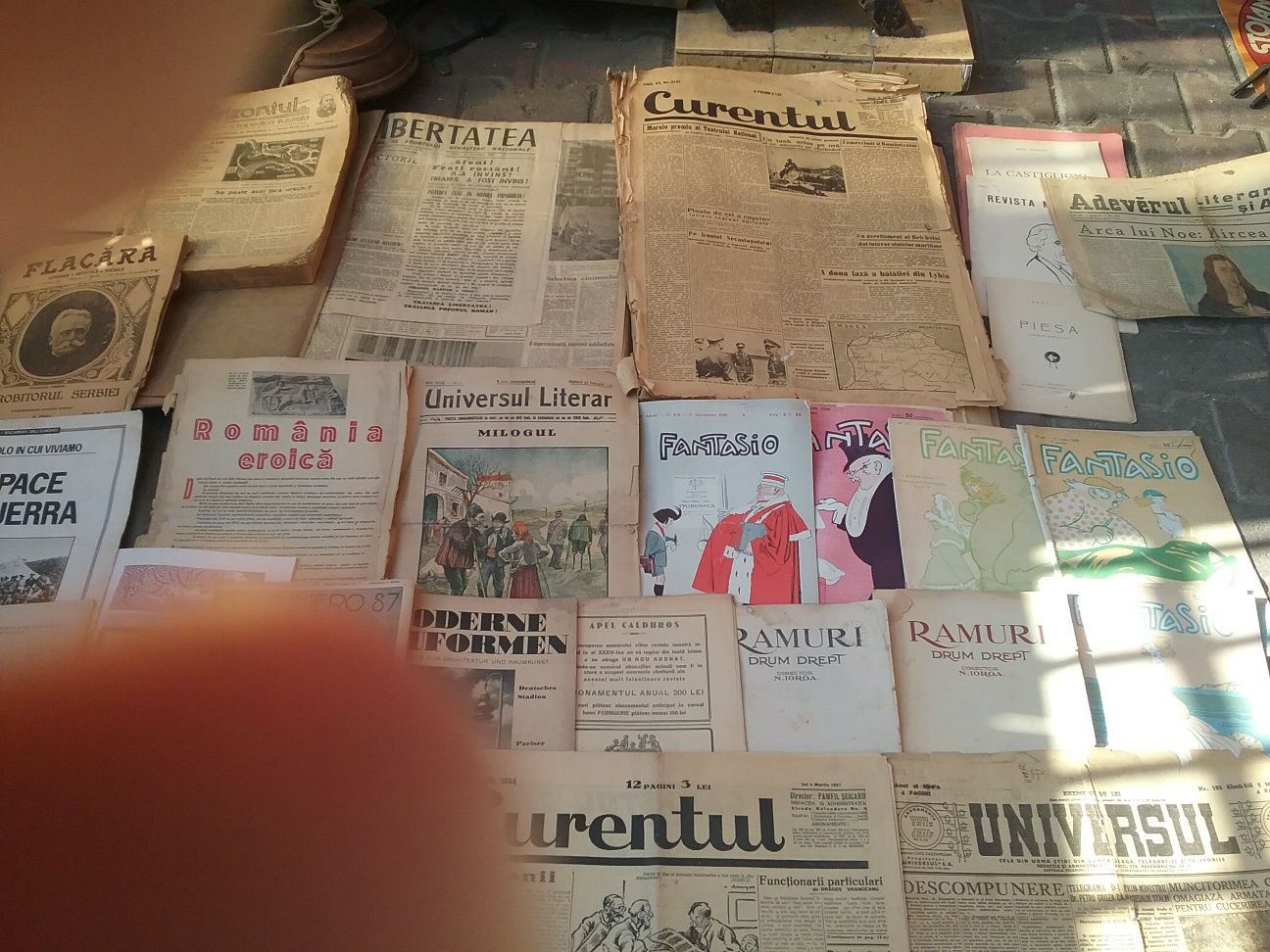 Vand ziare vechi din perioada interbelică