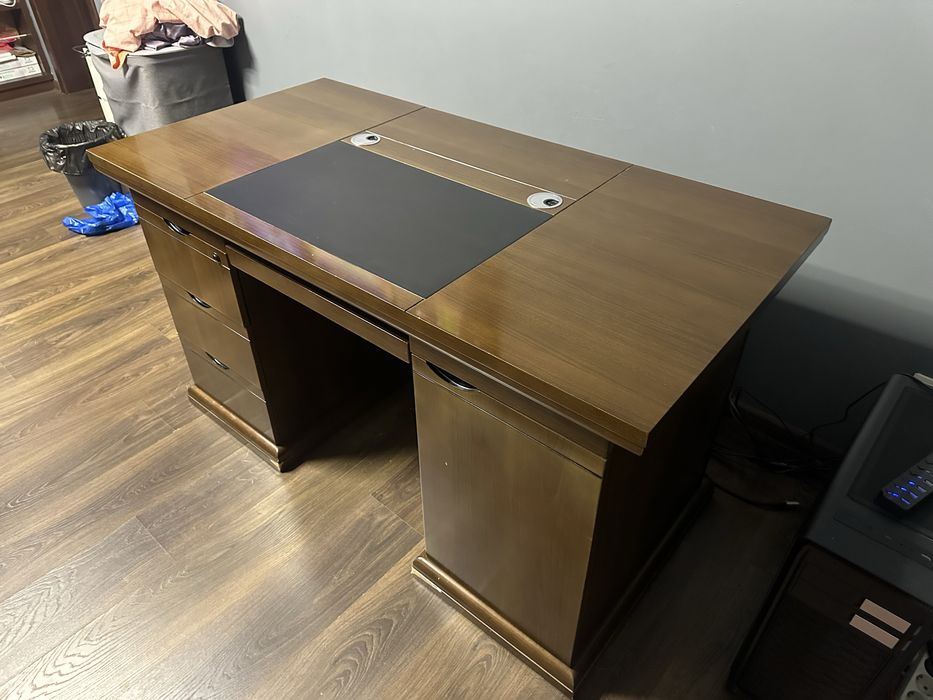 Стол руководителя из дерева