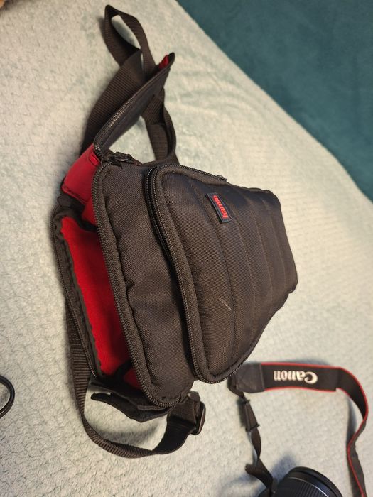 DSLR Canon 2000d +obiectiv EF-S 18-55MM 24.1 MP