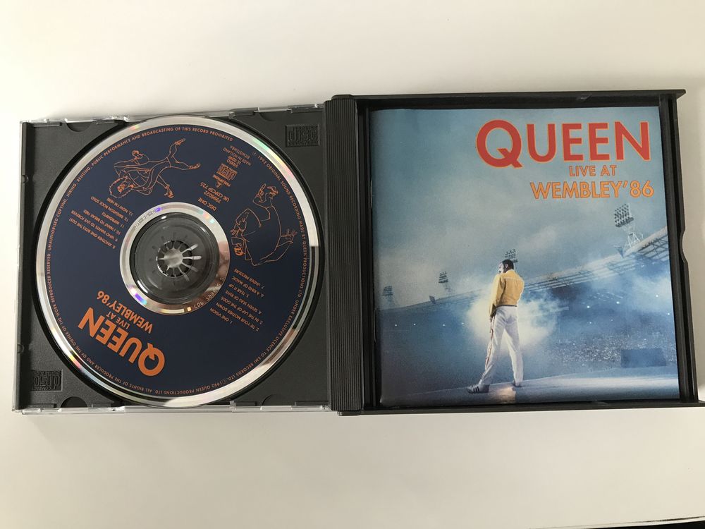 Vand cd-uri audio originale Queen si Pink Floyd