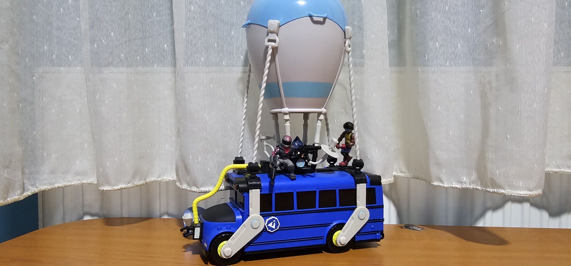 Fortnite jucarie battle buss + 2 figurine